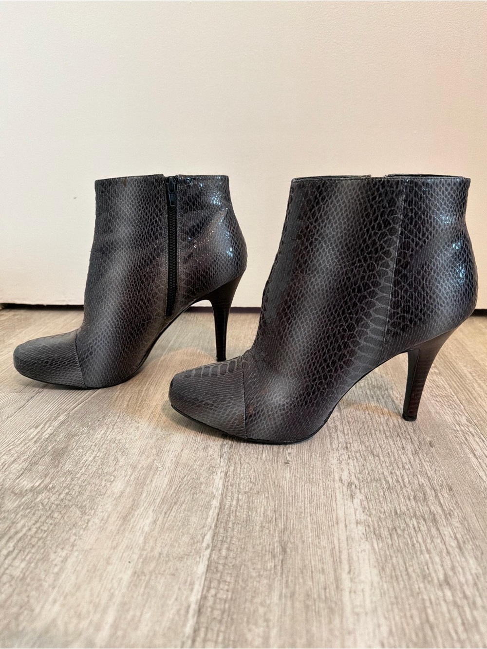 Nine West Size 9.5M Gray Snakeskin Print Stiletto Ankle Boots
